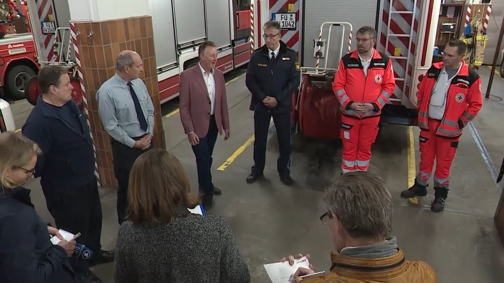 Fürther OB im Gespräch mit Rettungskräften