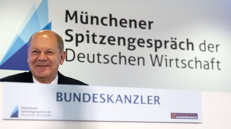Bundeskanzler Olaf Scholz nimmt am Münchener Spitzengespräch der deutschen Wirtschaft 2022 teil.