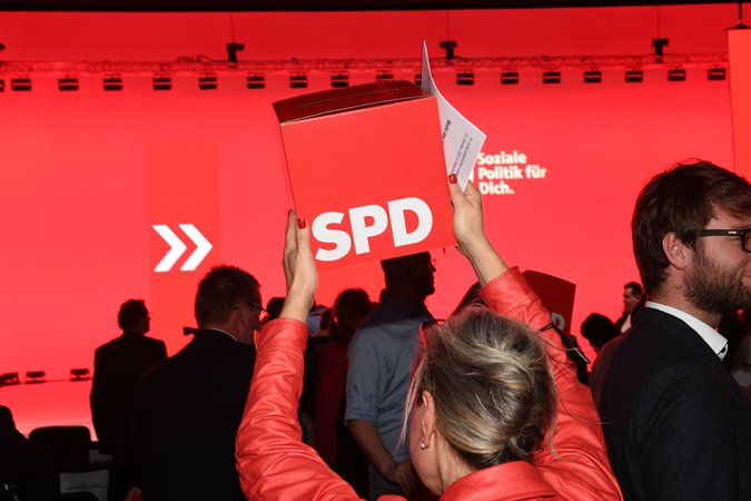 Bayern, München: Eine Wahlurne wird beim Landesparteitag der SPD Bayern in den Eisbachstudios in die Höhe gehalten