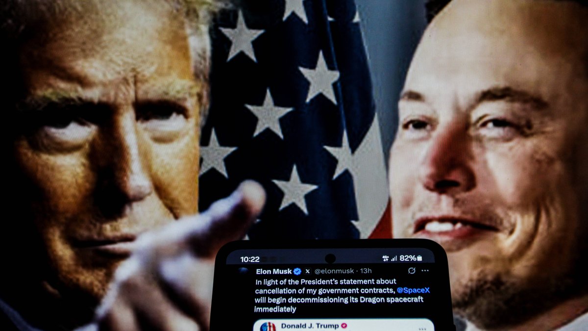In this photo illustration, social media posts by U.S. President Donald Trump and Elon Musk are displayed on smartphones. 