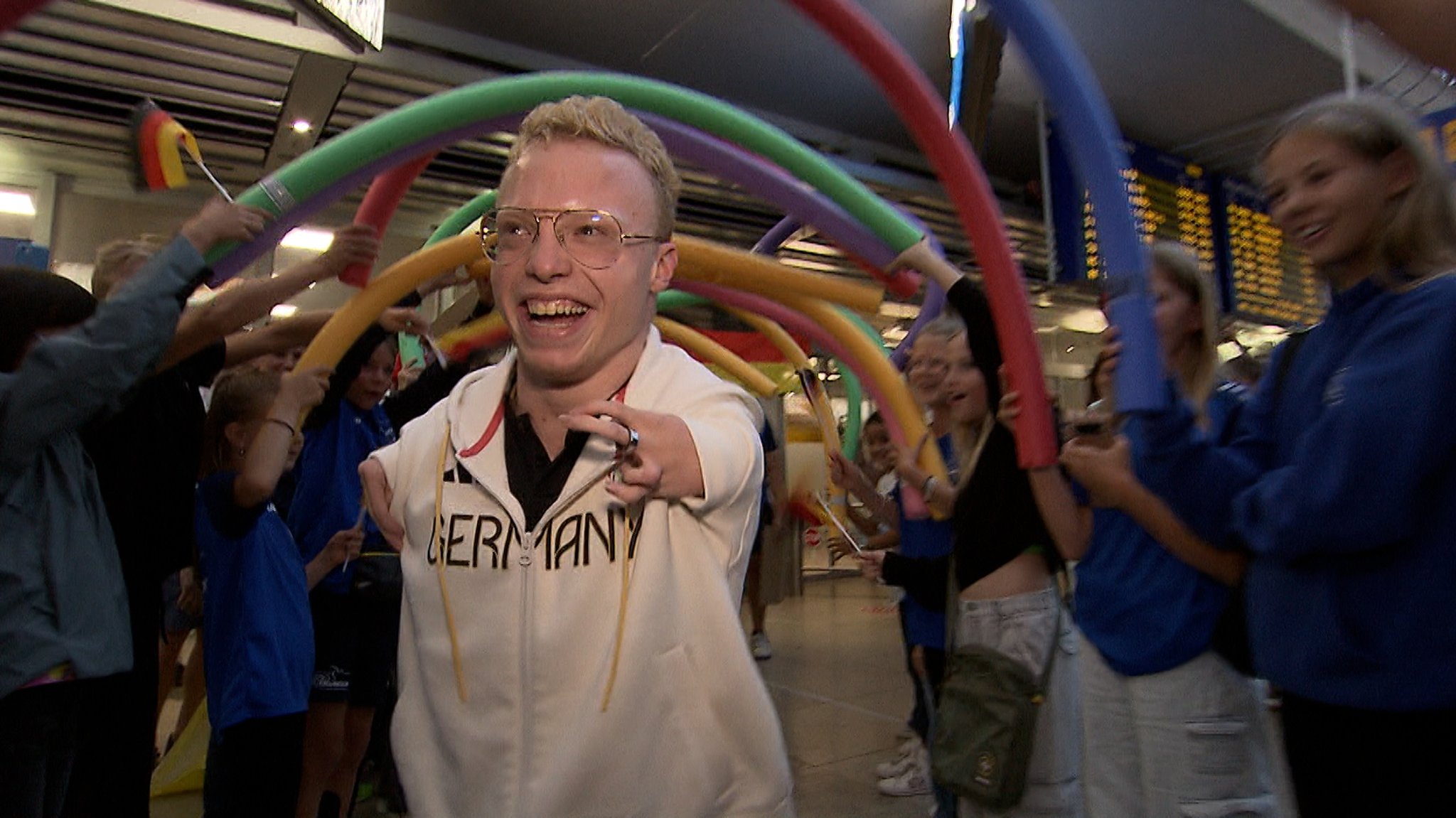 Paralympics-Sieger Josia Topf wird von Freunden, Verwandten und Teammitgliedern am Nürnberger Flughafen empfangen.