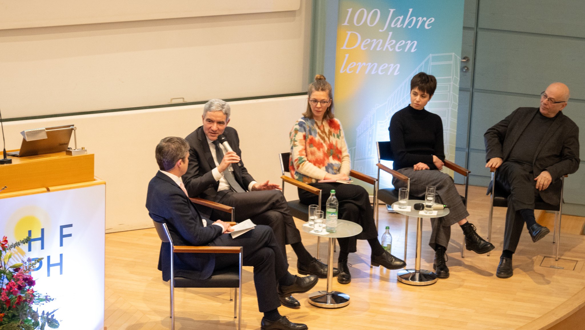 Eine Gesprächsrunde anlässlich des 100-Jähirgen bestehen der Hochschule für Philosophie in München. | Bild: picture alliance / SZ Photo | Catherina Hess Eine Gesprächsrunde anlässlich des 100-Jähirgen bestehen der Hochschule für Philosophie in München.