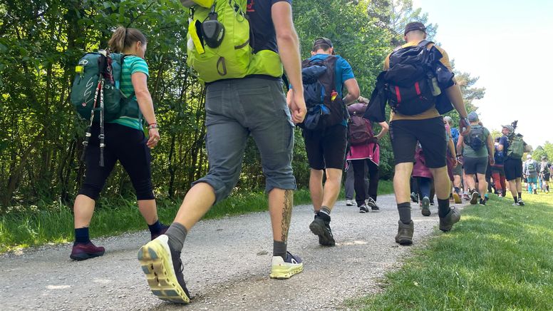 Megamarsch-Teilnehmer laufen südlich von München auf einem Wanderweg | Bild:BR/ Anna Parschan 