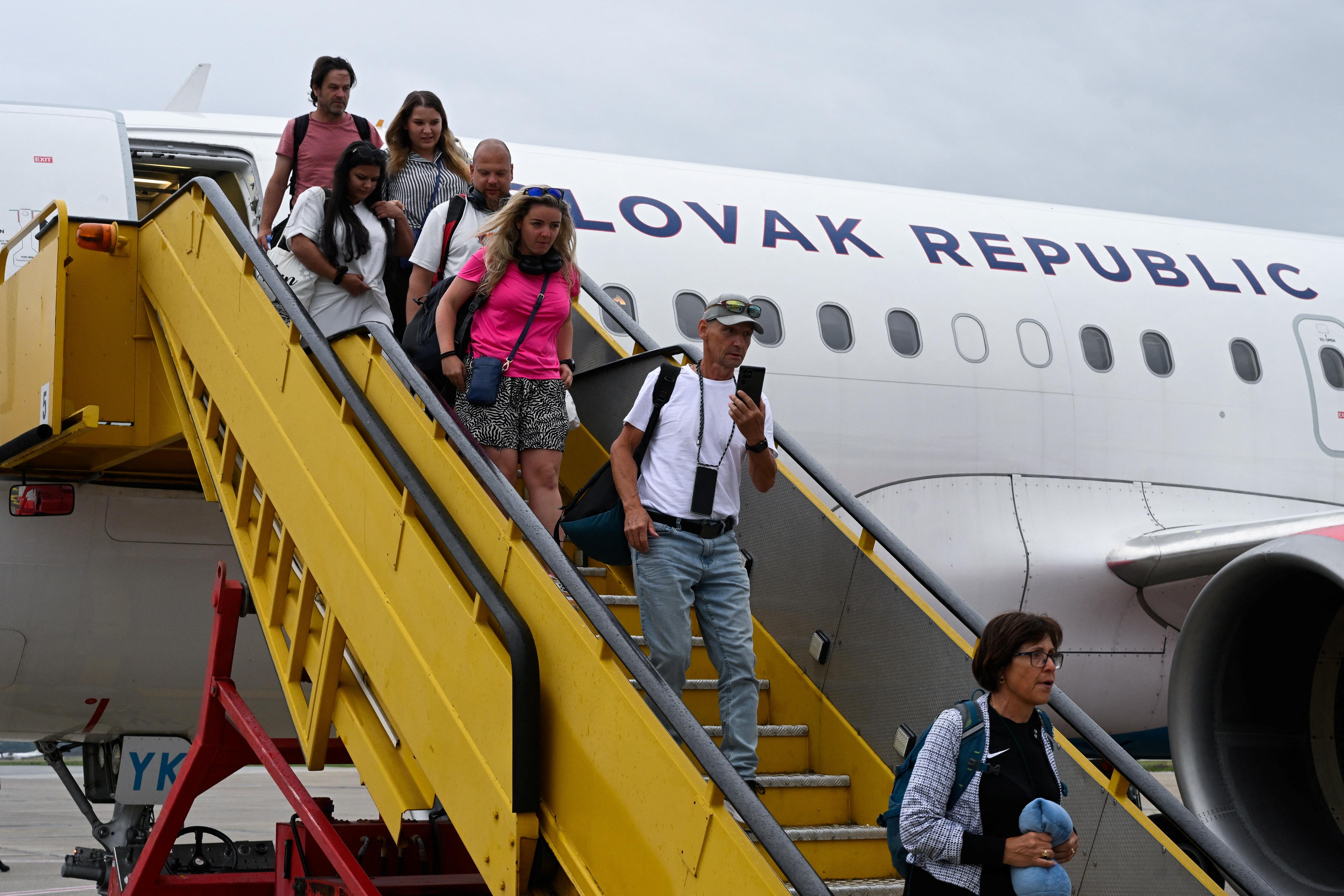 Immer mehr Staaten organisieren Rückführungsflüge für ihre Bürger aus Nahost. Im Bild: Ein slowakischer Flieger am Flughafen in Bratislava. 