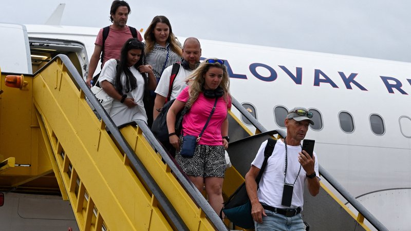 Immer mehr Staaten organisieren Rückführungsflüge für ihre Bürger aus Nahost. Im Bild: Ein slowakischer Flieger am Flughafen in Bratislava. | Bild: Radovan Stoklasa/Reuters Immer mehr Staaten organisieren Rückführungsflüge für ihre Bürger aus Nahost. Im Bild: Ein slowakischer Flieger am Flughafen in Bratislava.