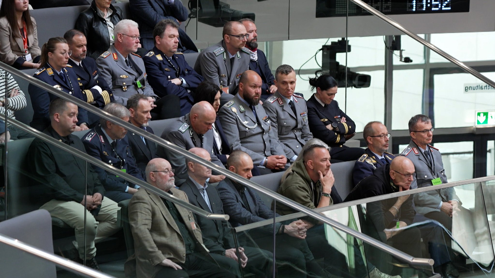 Bundeswehr-Veteranen auf der Besuchertribüne 