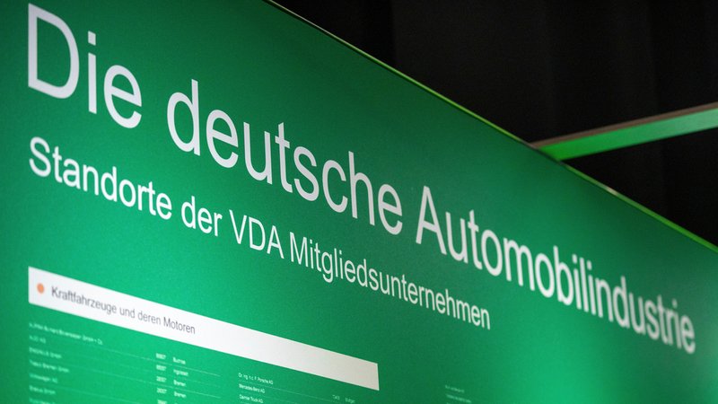 Schild mit Aufschrift: Die deutsche Automobilindustrie VDA - Standorte der VDA Mitgliedsunternehmen | Bild: picture alliance / CHROMORANGE | Michael Bihlmayer Schild mit Aufschrift: Die deutsche Automobilindustrie VDA - Standorte der VDA Mitgliedsunternehmen