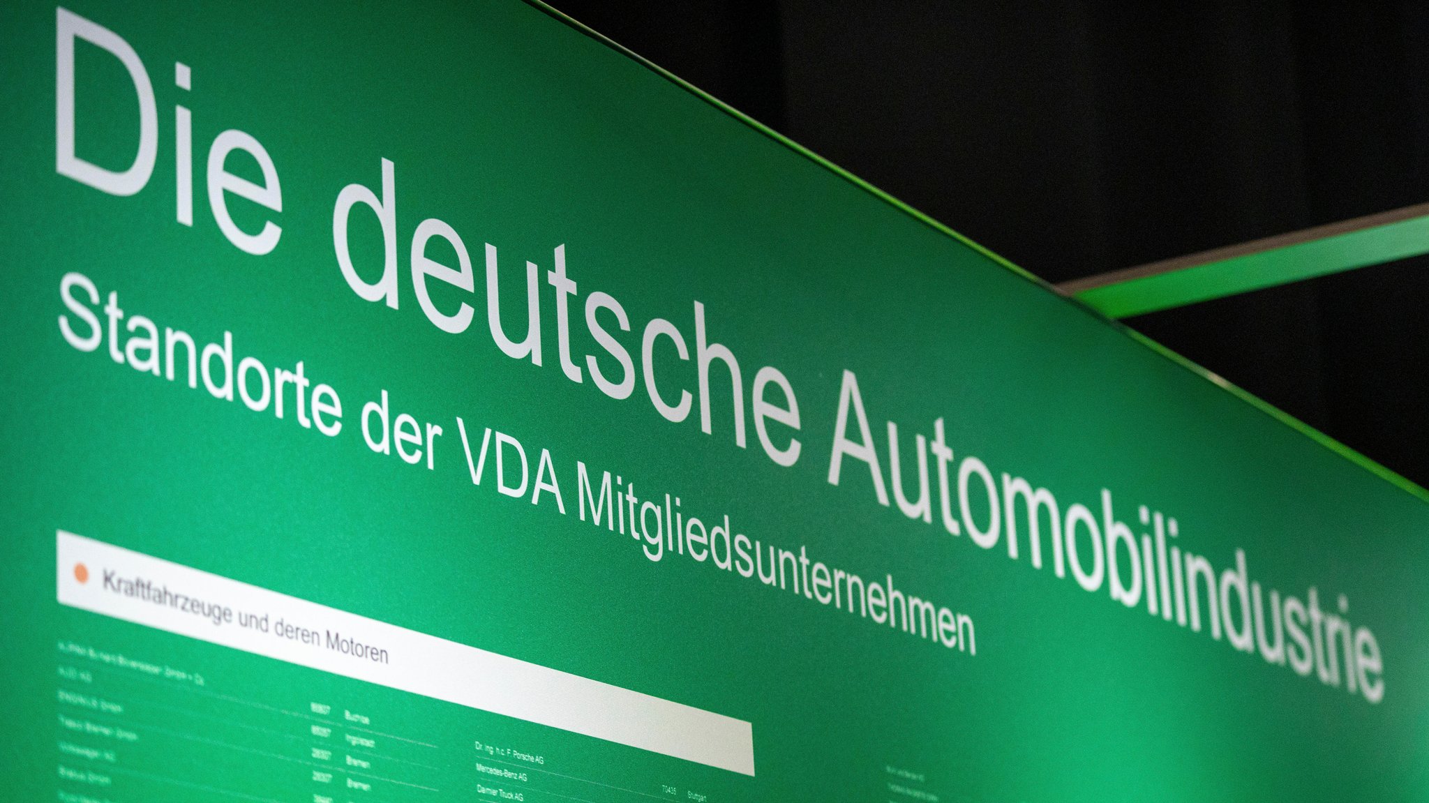 Schild mit Aufschrift: Die deutsche Automobilindustrie VDA - Standorte der VDA Mitgliedsunternehmen