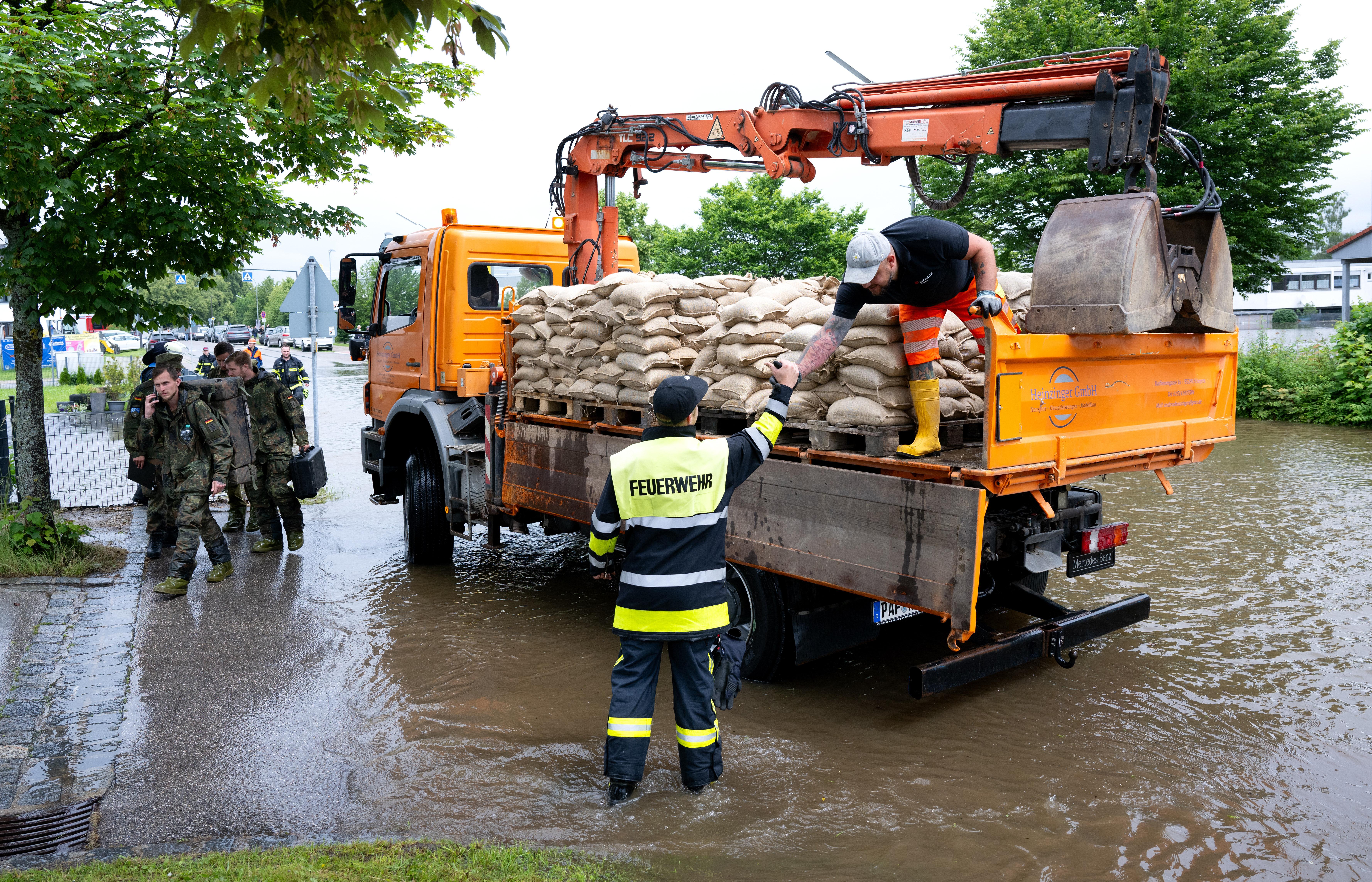 Helfer beim Einsatz in Reichertshofen