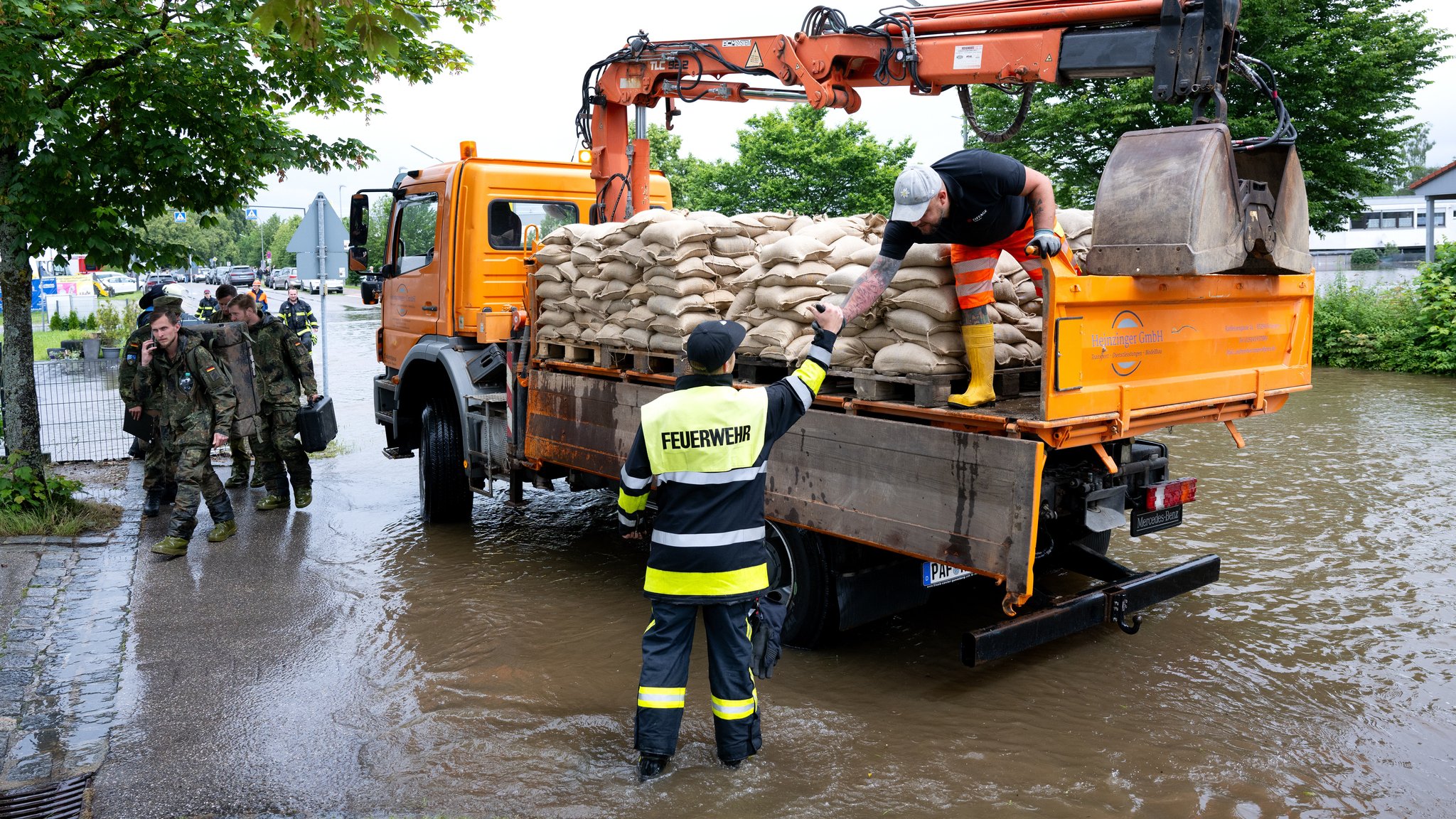 Helfer beim Einsatz in Reichertshofen