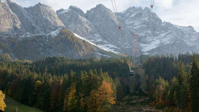 Die neue "Seilbahn Zugspitze" ist seit 2017 in Betrieb. Heuer werden zum ersten Mal die Zugseile ausgetauscht. | Bild: Bayerischer Rundfunk 2025 Die neue "Seilbahn Zugspitze" ist seit 2017 in Betrieb. Heuer werden zum ersten Mal die Zugseile ausgetauscht.