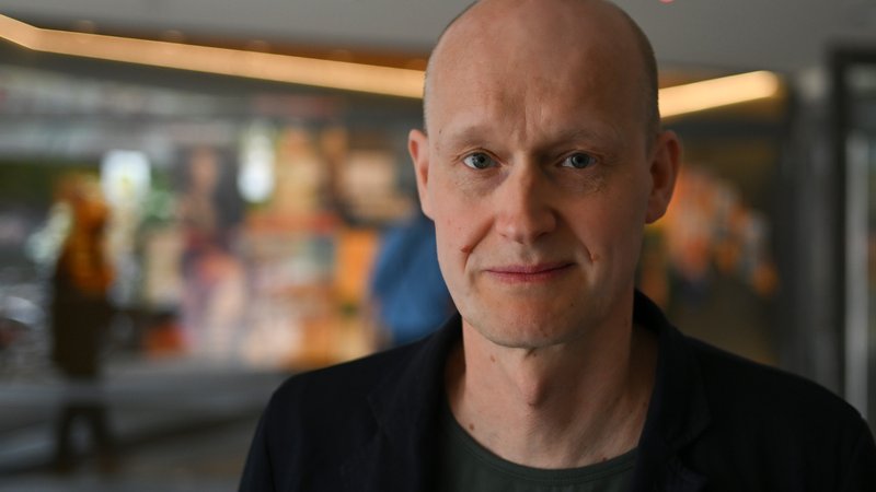 Der österreichische Schriftsteller Arno Geiger lächelt, in einem Innenraum stehend, zurückhaltend in die Kamera | Bild: picture alliance/dpa | Soeren Stache Der österreichische Schriftsteller Arno Geiger lächelt, in einem Innenraum stehend, zurückhaltend in die Kamera