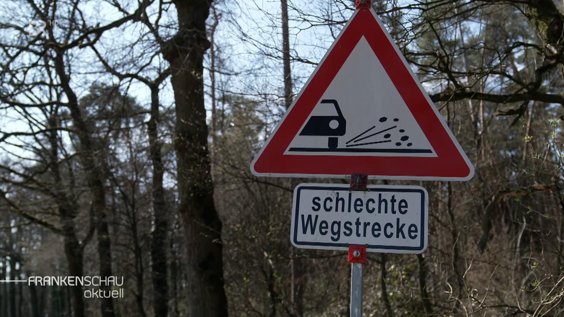 Verkehrschild für marode Straßen.