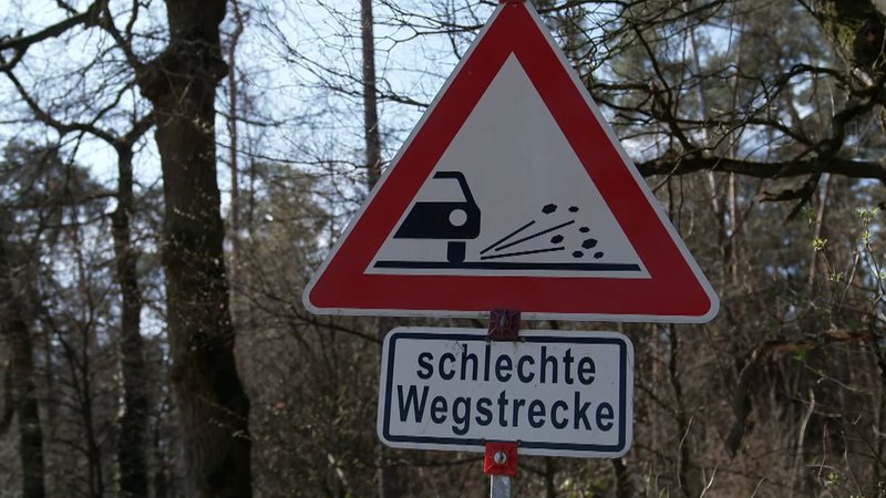 Verkehrschild für marode Straßen. | Bild: BR Verkehrschild für marode Straßen.