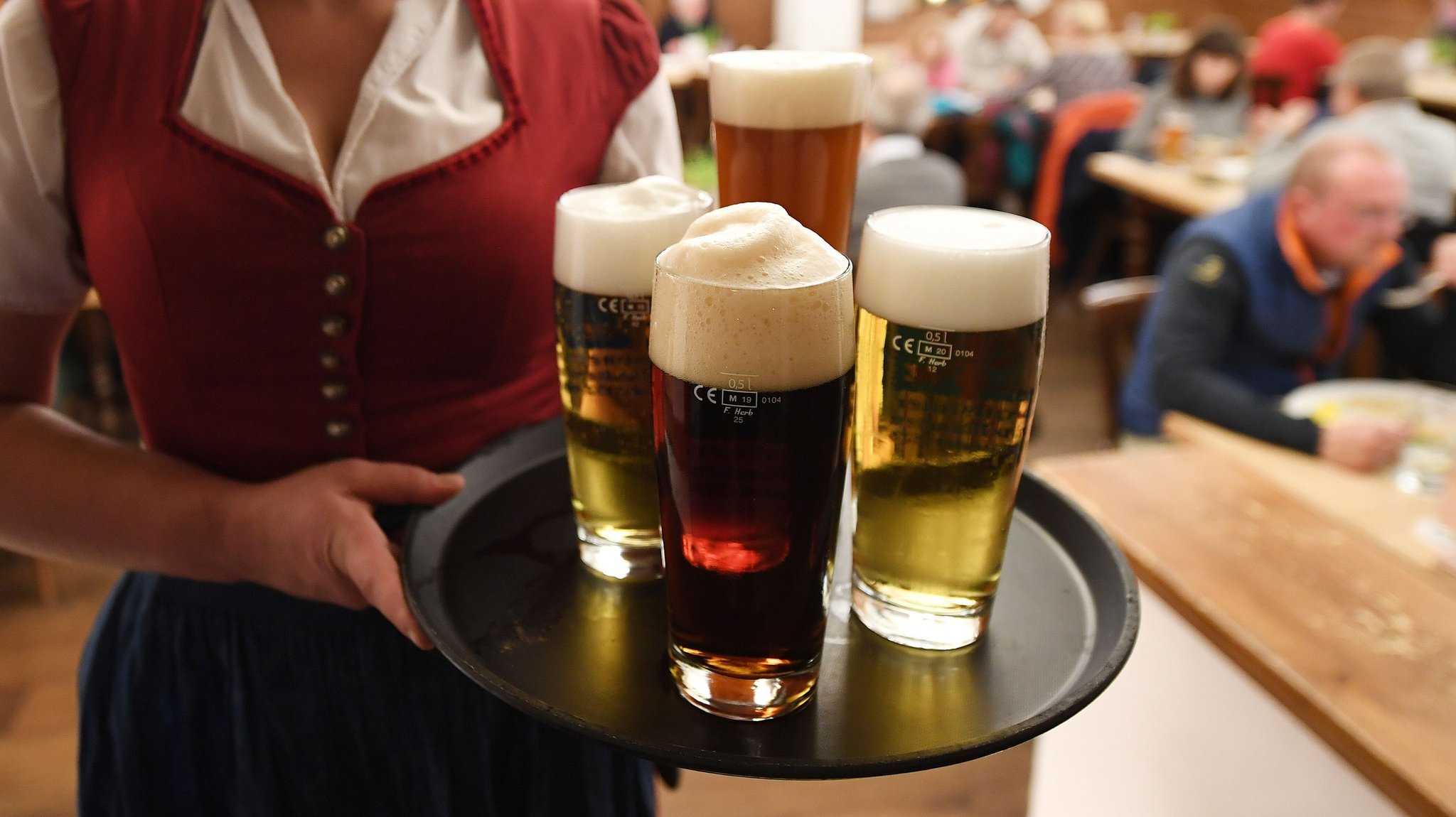 Tablett voller Bier in einem Wirtshaus (Symbolbild)