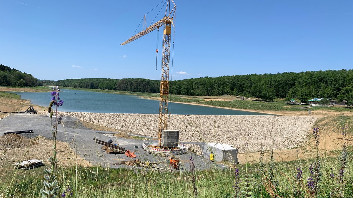 Das Wasser im Ellertshäuser See (Lkr. Schweinfurt) ist bald vollständig zurück, nachdem er 2021 abgelassen wurde.