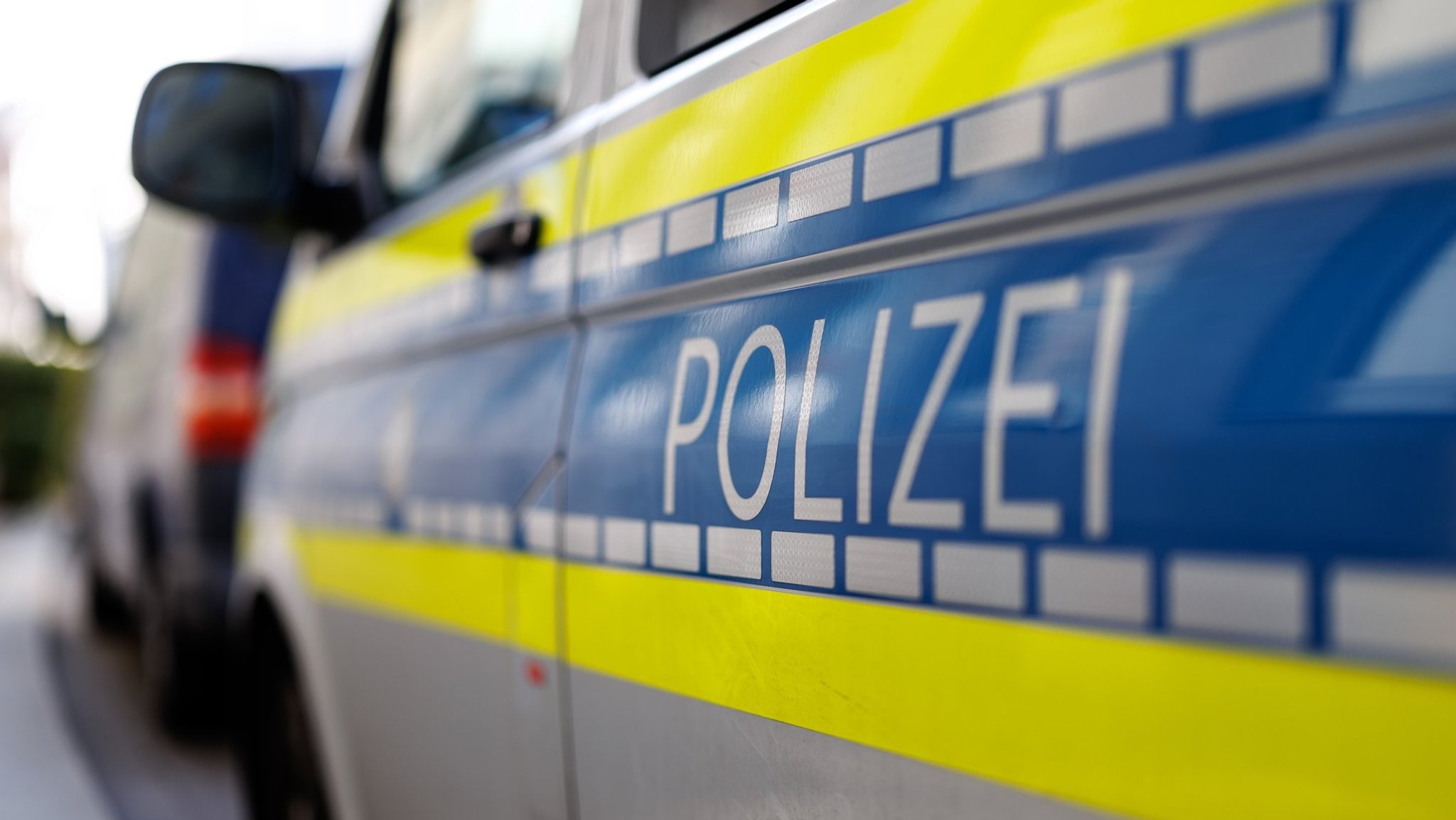 Polizeifahrzeug steht am Straßenrand. | Bild: picture alliance / dpa /Matthias Balk Polizeifahrzeug steht am Straßenrand.