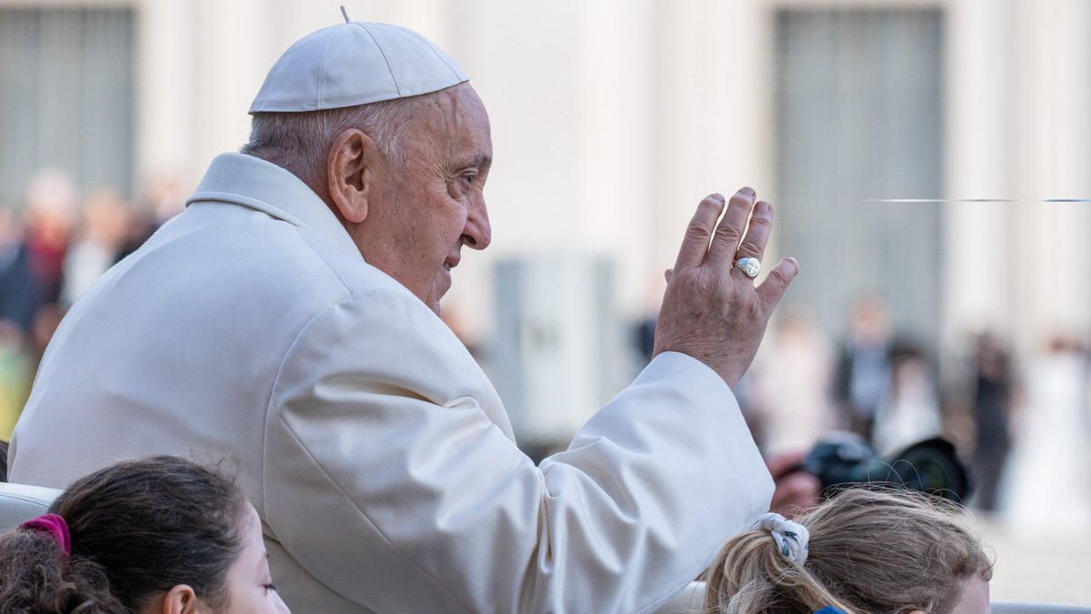 Papst Franziskus winkt, als er zu seiner traditionellen Generalaudienz am Mittwoch, 6. März am Mittwoch auf dem Petersplatz eintrifft.