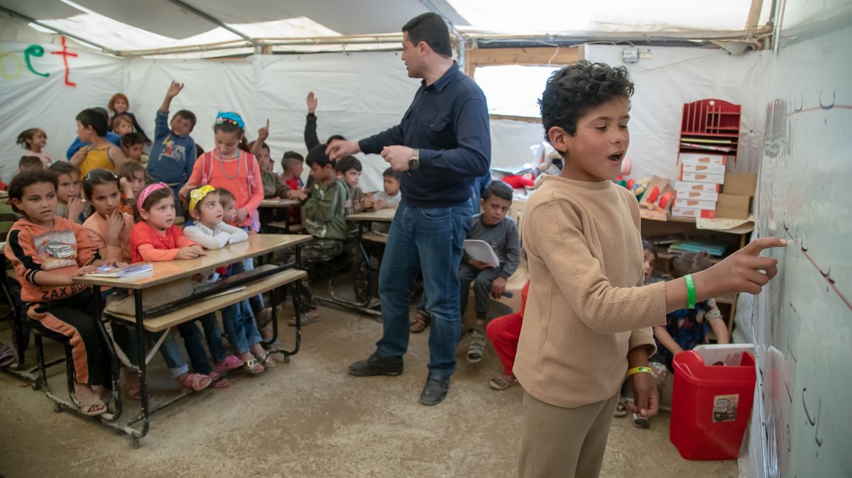 Unterricht in einer Zeltschule im Nahen Osten