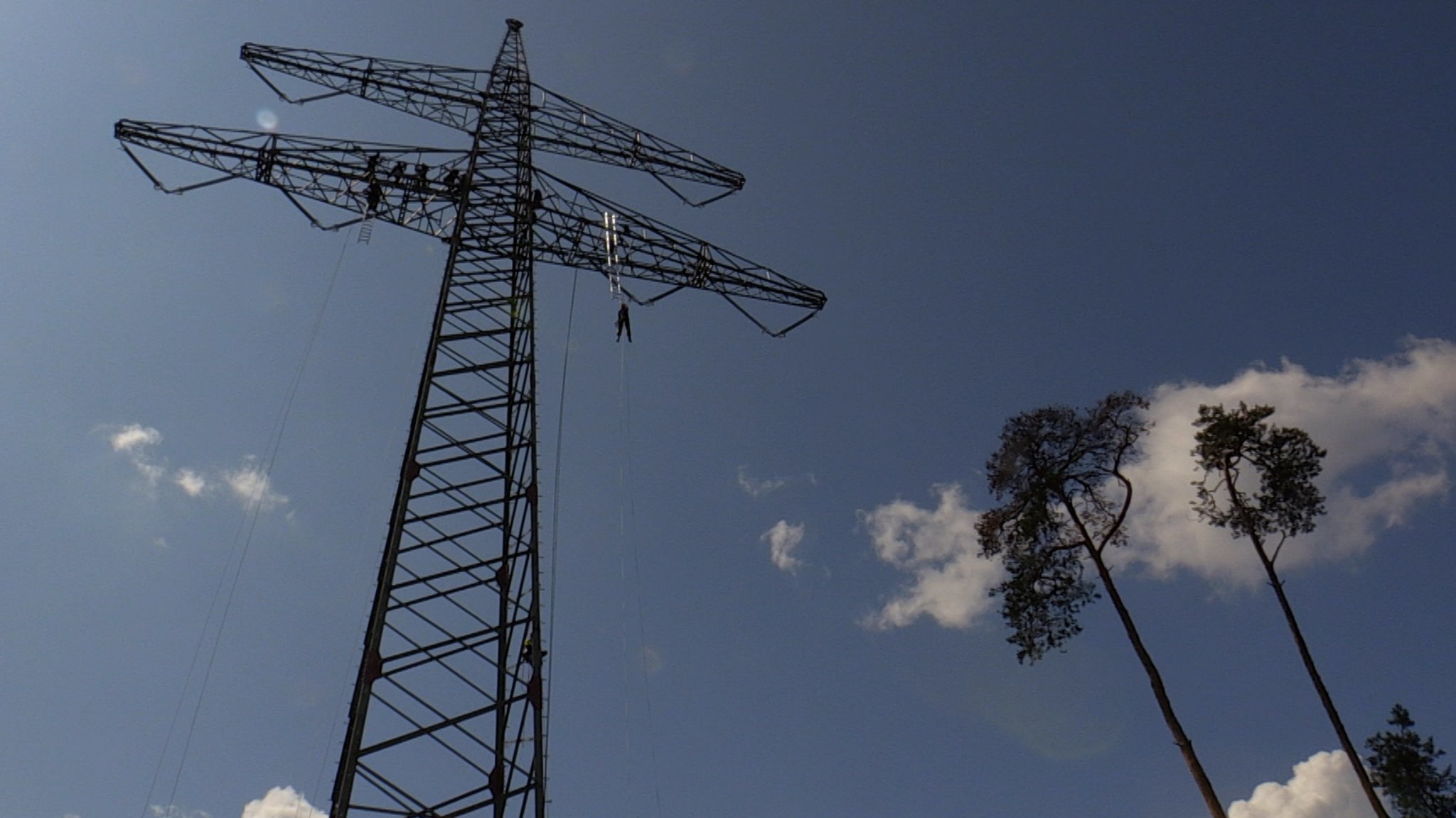 Feuerwehr übt Absturzsicherung auf neuem Strommast