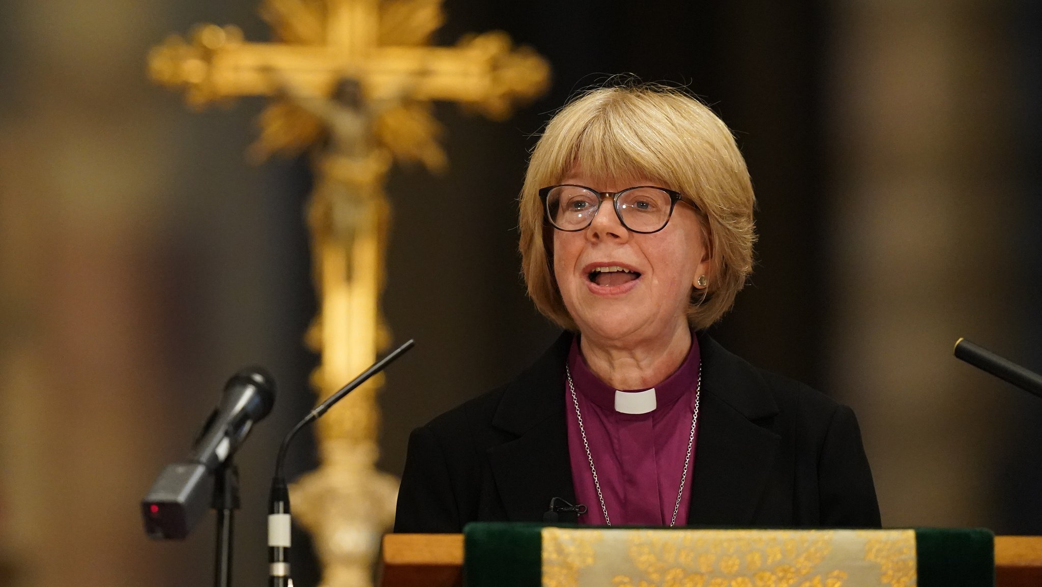 Sarah Mullally an einem Redepult. | Bild: picture alliance / empics | Gareth Fuller Sarah Mullally an einem Redepult.