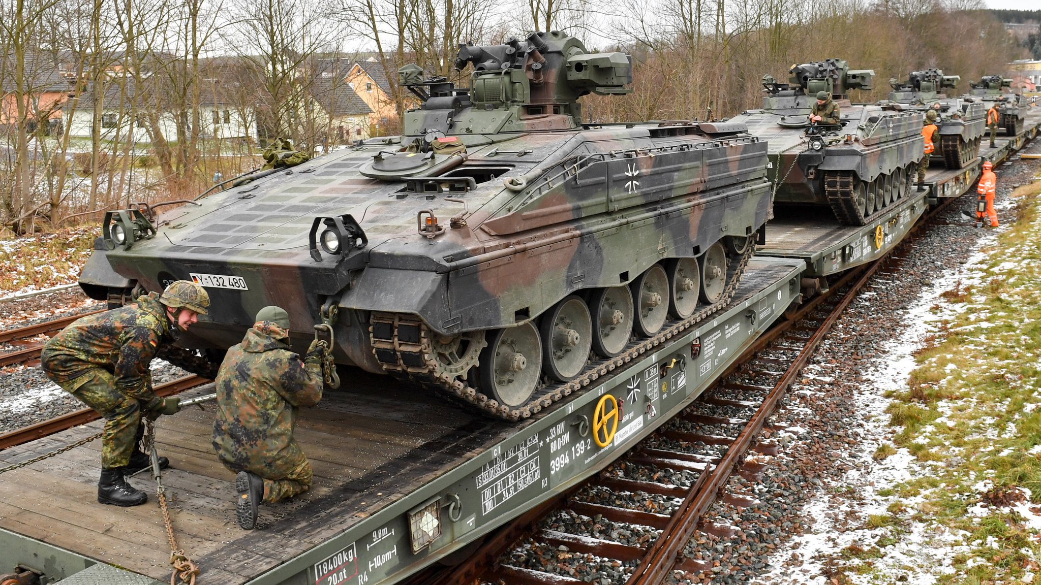 Soldaten des Panzergrenadierbataillons verladen Schützenpanzer "Marder"