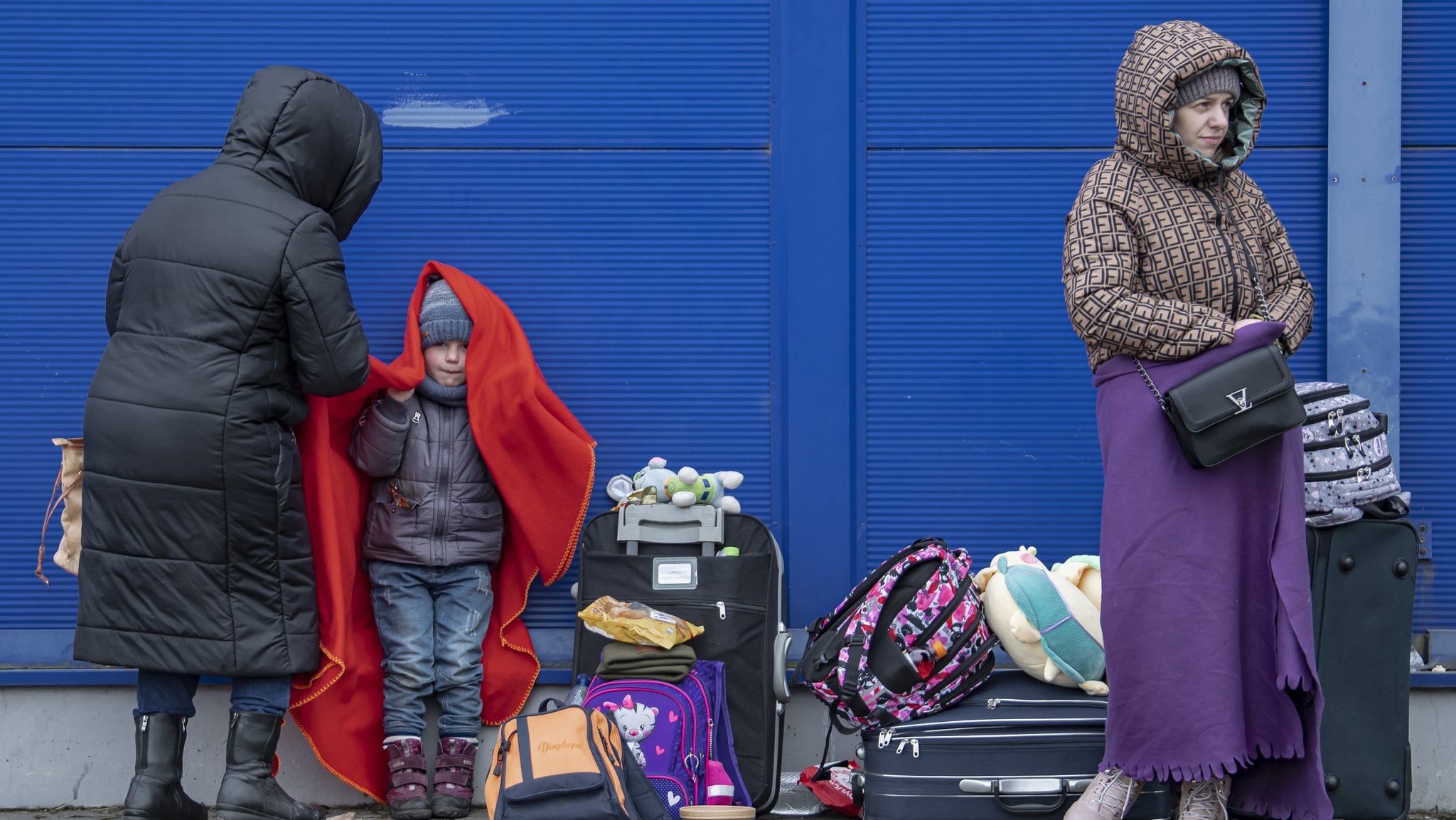 Eine geflüchtete Familie an einem Bahnhof