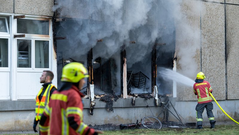 04.06.2023, Thüringen, Apolda: Die Feuerwehr löscht einen Brand in einer Flüchtlingsunterkunft.