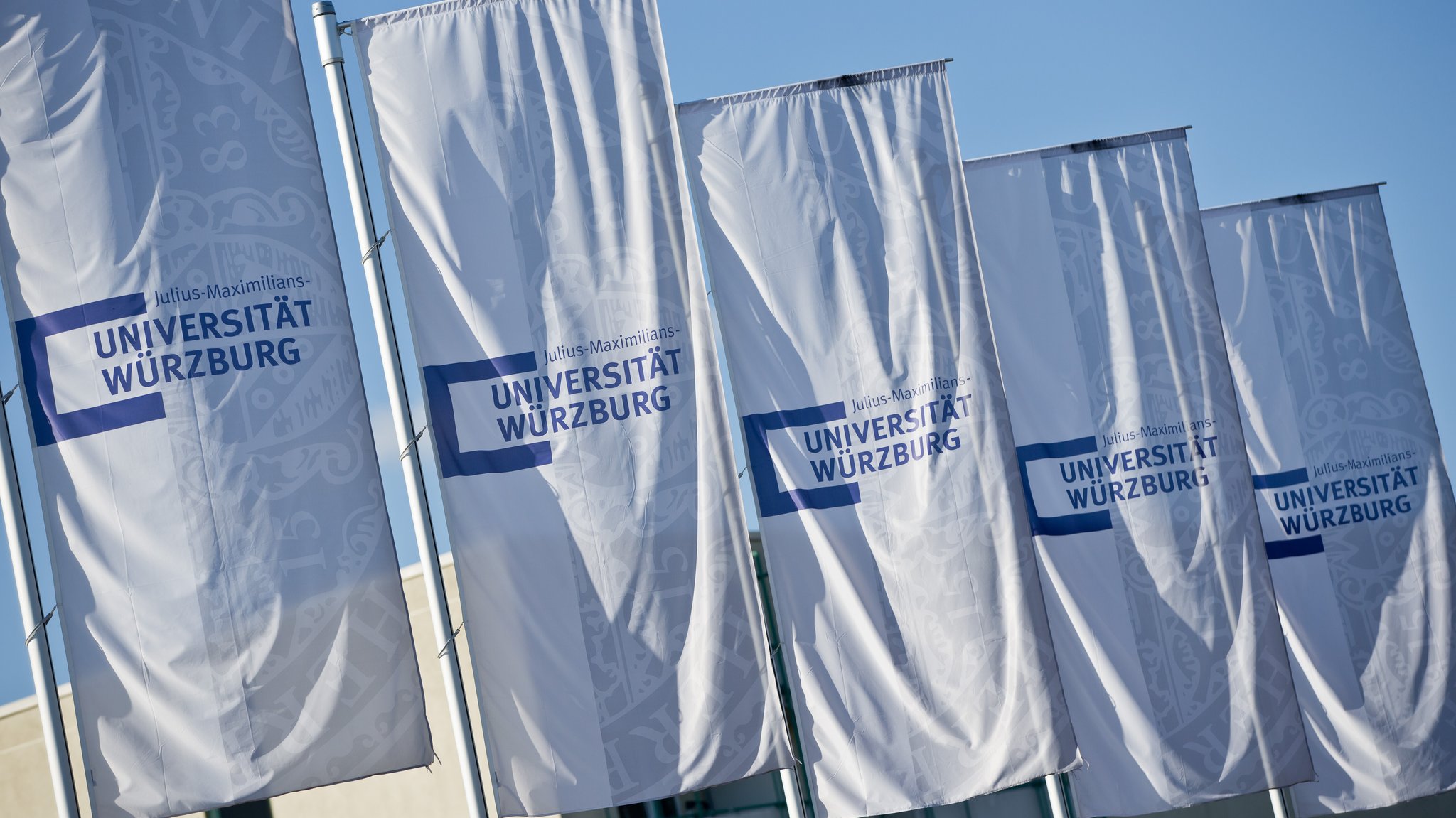 Fahnen mit dem Logo der Universität Würzburg