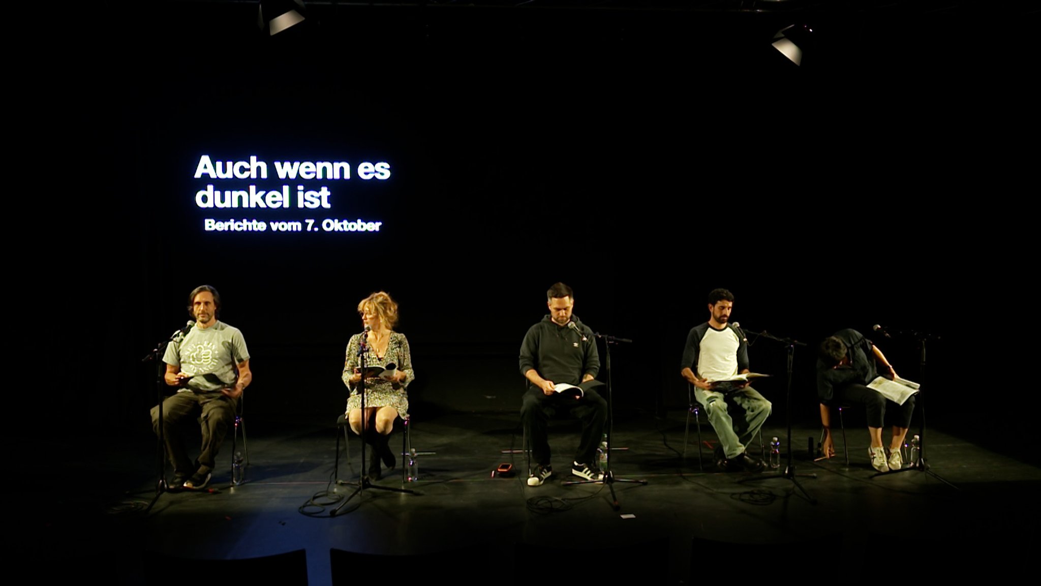 Fünf Schauspieler sitzen während einer Lesung auf einer Bühne im Staatstheater Nürnberg. | Bild: BR Fünf Schauspieler sitzen während einer Lesung auf einer Bühne im Staatstheater Nürnberg.