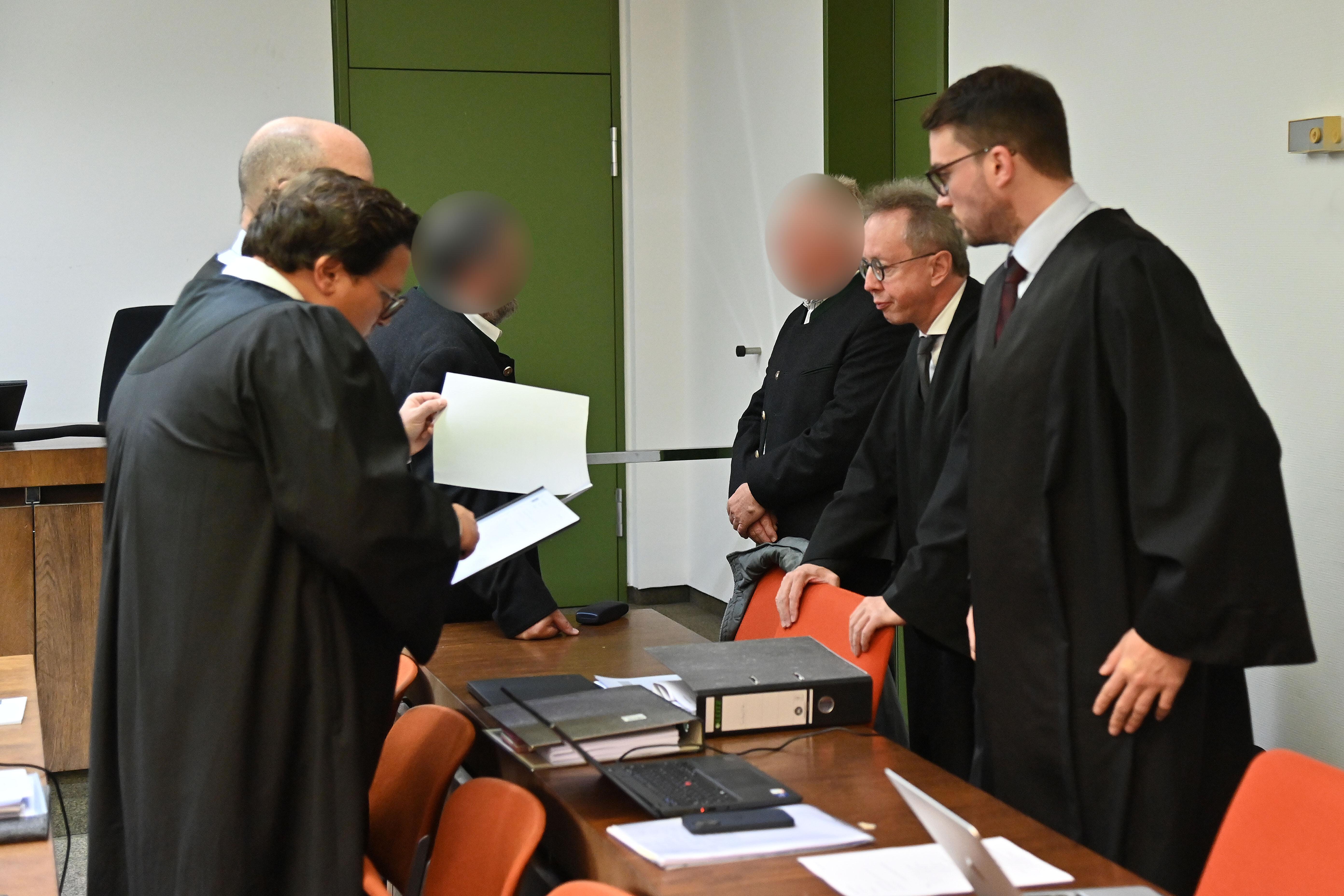 Die beiden Angeklagten mit ihren Verteidigern vor Prozessbeginn. 