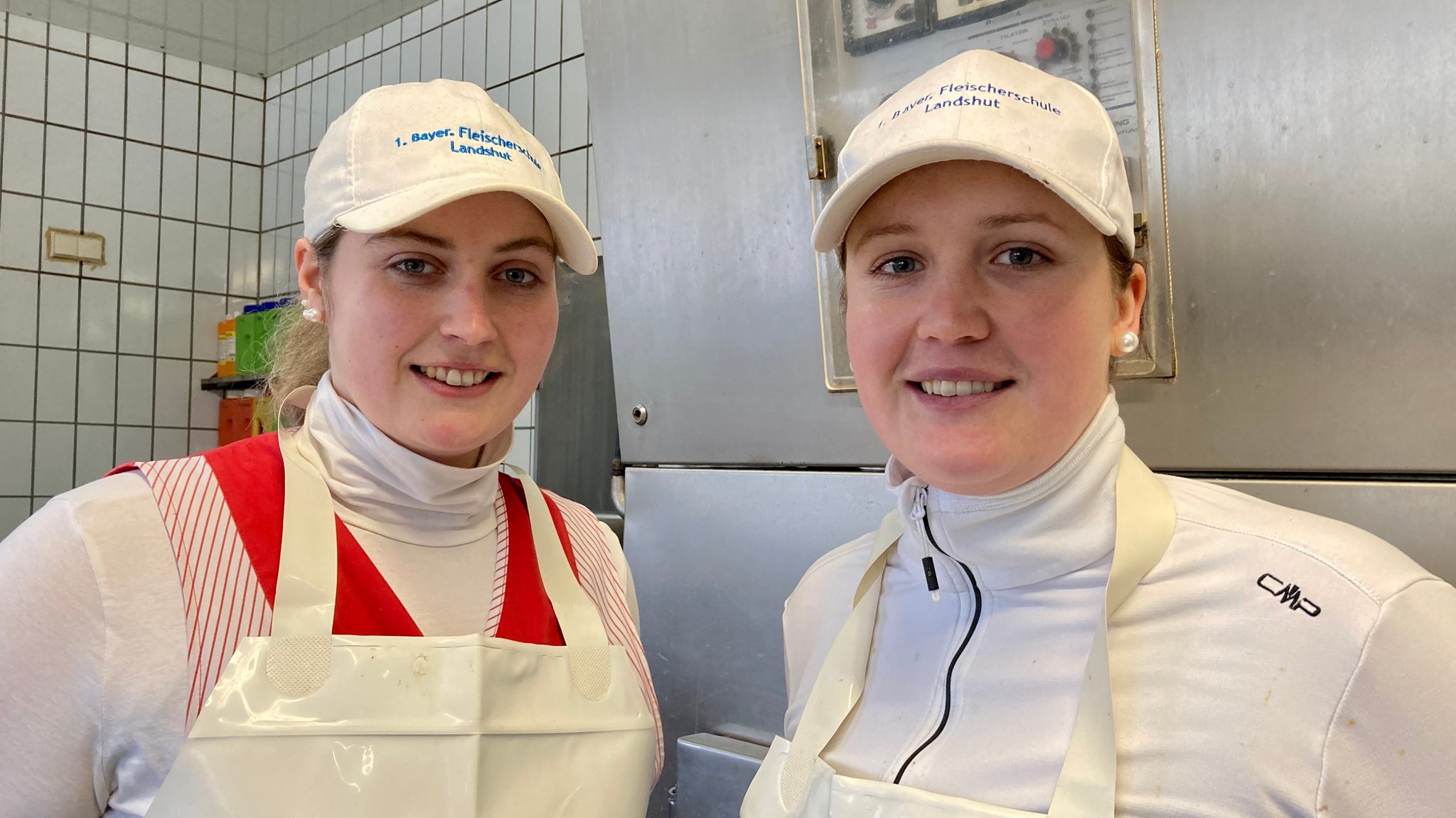 Die beiden Metzgermeisterinnen Maria (links) und Christina Falter (rechts) aus Regen