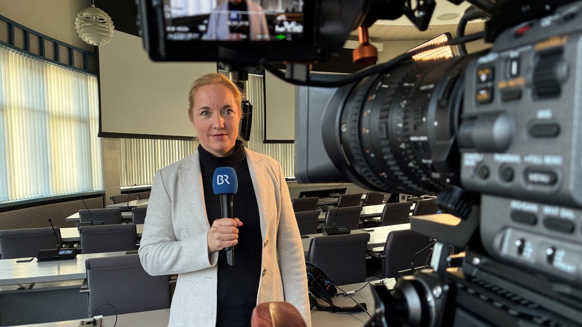 BR-Korrespondentin Katrin Küx im Landratsamt Miltenberg