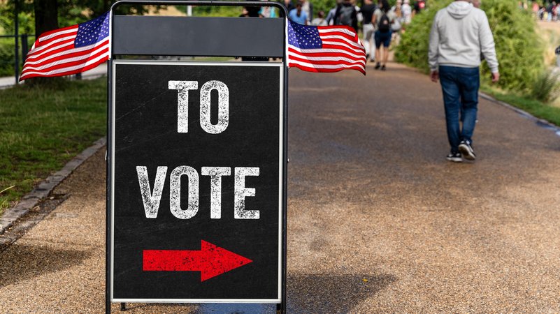 Wegweiser zur Wahl des amerikanischen Präsidenten in den USA | Bild: picture alliance / CHROMORANGE | Michael Bihlmayer Wegweiser zur Wahl des amerikanischen Präsidenten in den USA