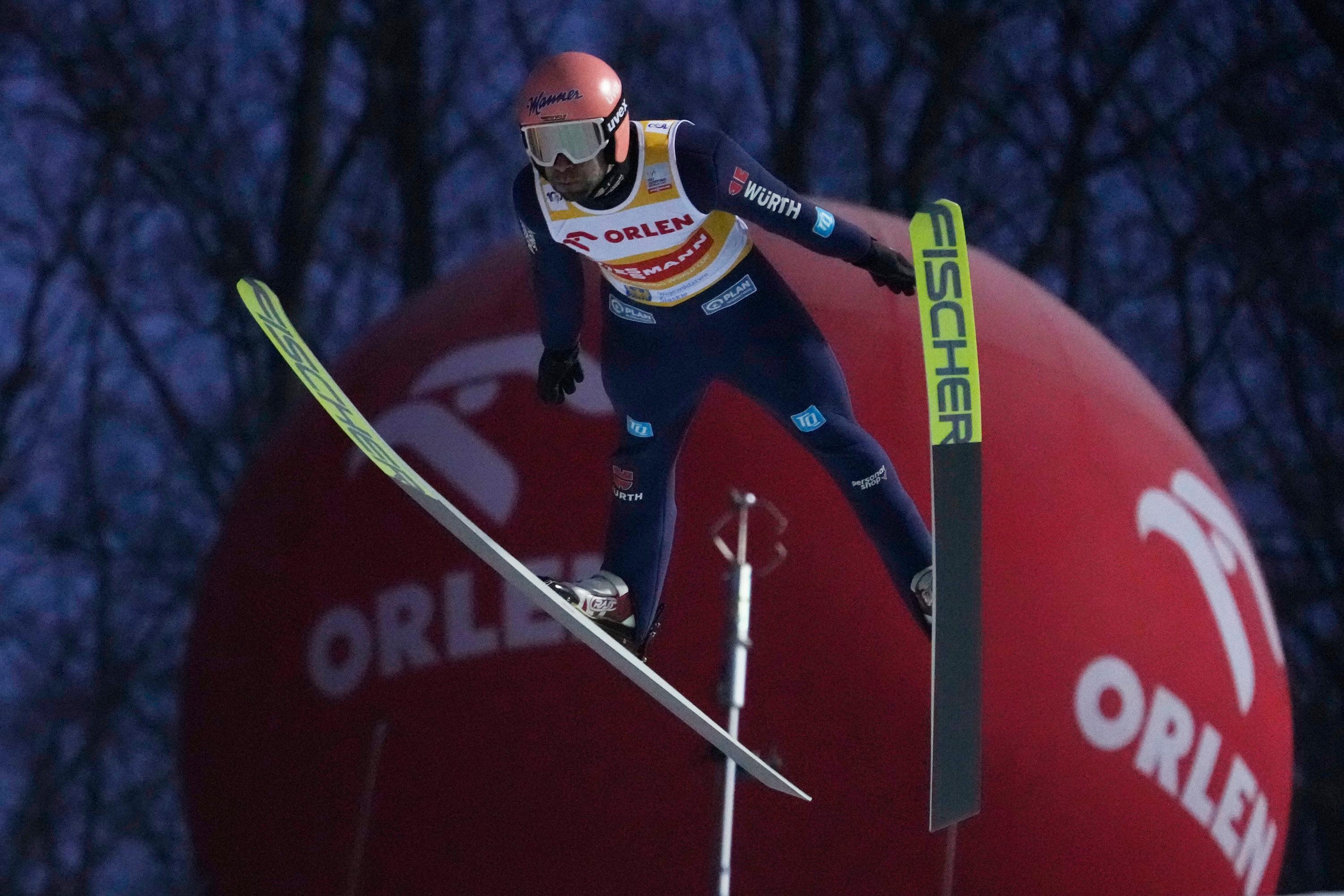 08.12.2024, Polen, Wisla: Ski nordisch/Skispringen: Weltcup, Großschanze, Herren. Pius Paschke aus Deutschland in Aktion. Foto: Czarek Sokolowski/AP +++ dpa-Bildfunk +++