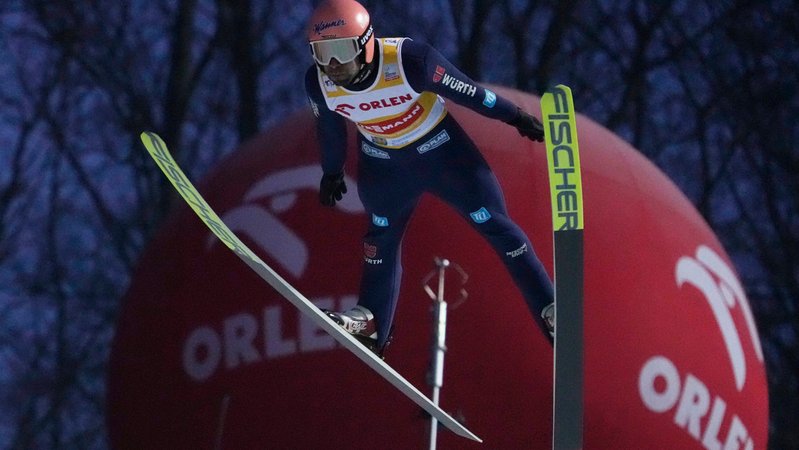 08.12.2024, Polen, Wisla: Ski nordisch/Skispringen: Weltcup, Großschanze, Herren. Pius Paschke aus Deutschland in Aktion. Foto: Czarek Sokolowski/AP +++ dpa-Bildfunk +++ | Bild: dpa-Bildfunk/Czarek Sokolowski 08.12.2024, Polen, Wisla: Ski nordisch/Skispringen: Weltcup, Großschanze, Herren. Pius Paschke aus Deutschland in Aktion. Foto: Czarek Sokolowski/AP +++ dpa-Bildfunk +++