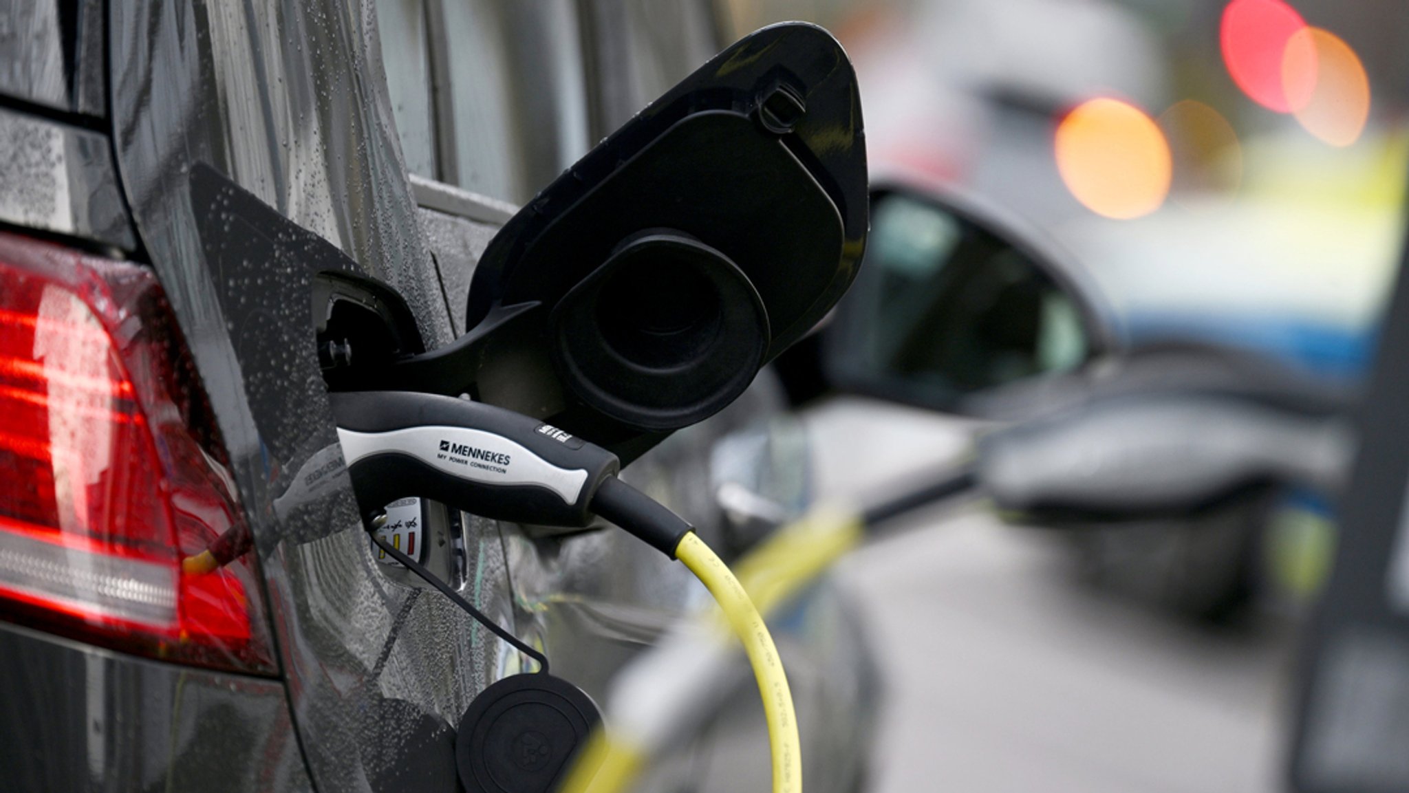 Ein Elektroauto beim Laden 