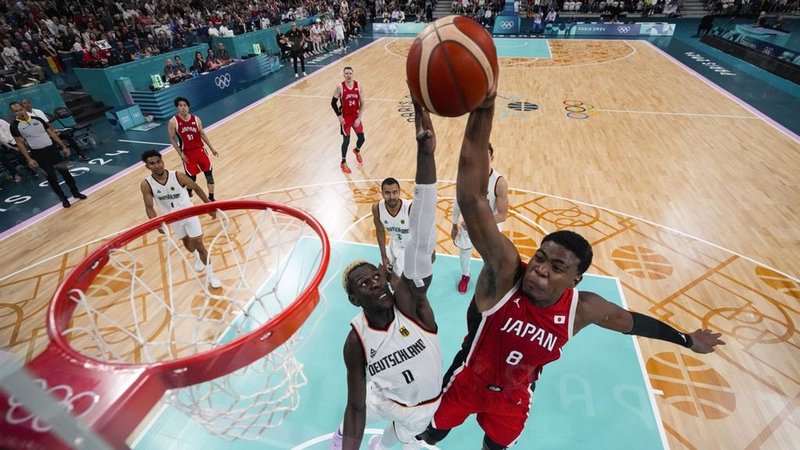 Olympia 2024: Basketball-Spielszene Deutschland - Japan | Bild: picture-alliance/dpa Olympia 2024: Basketball-Spielszene Deutschland - Japan