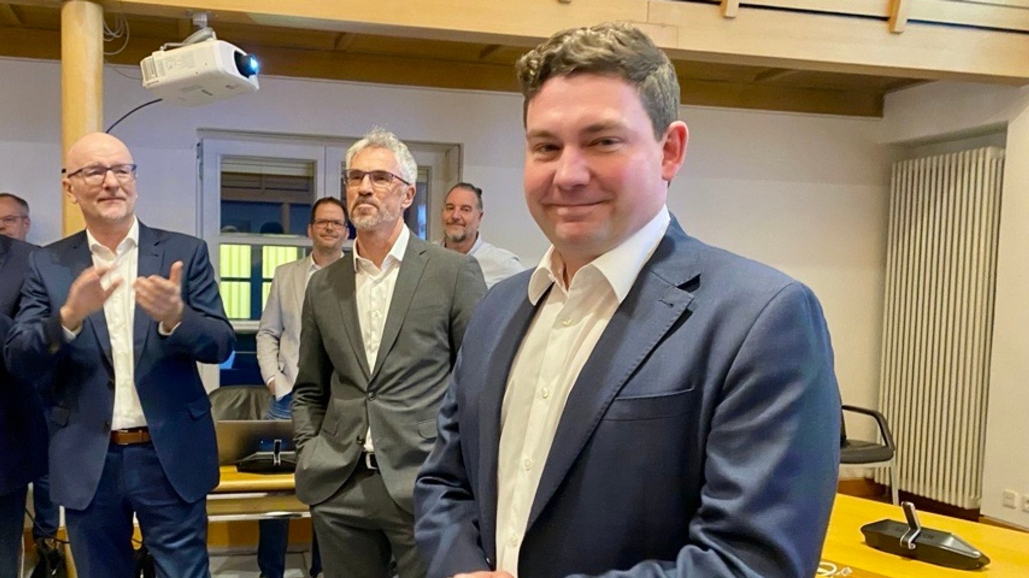 Der neue Oberbürgermeister von Landshut Haslinger (rechts) und der bisherige OB Putz (links). | Bild: BR / Harald Mitterer Der neue Oberbürgermeister von Landshut Haslinger (rechts) und der bisherige OB Putz (links).