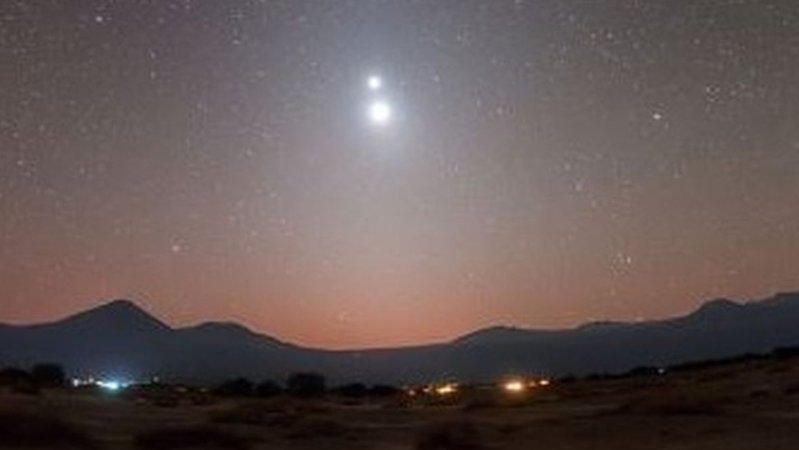 Astrolexikon: Asteroiden & Co / Meteor-Schauer über der chilenischen Wüste.