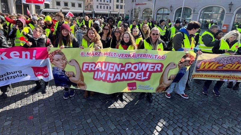 Mitarbeiterinnen aus dem Einzelhandel demonstrieren auf dem Augsburger Rathausplatz