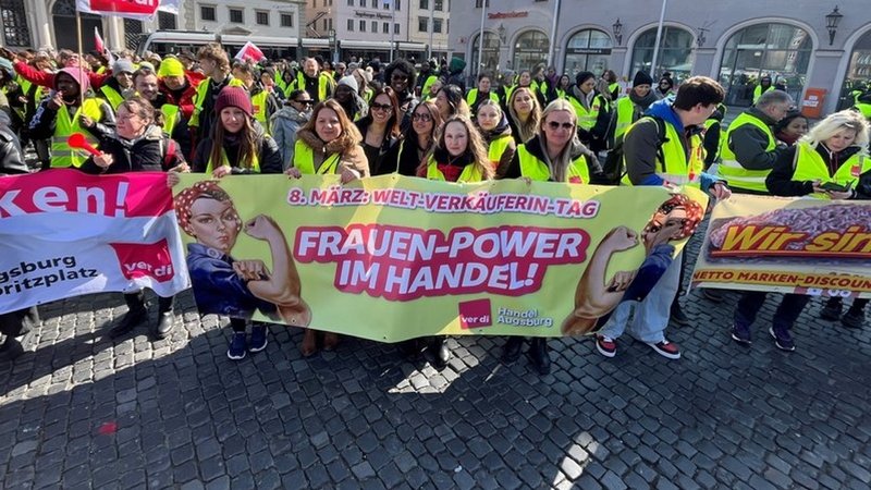 Mitarbeiterinnen aus dem Einzelhandel demonstrieren auf dem Augsburger Rathausplatz