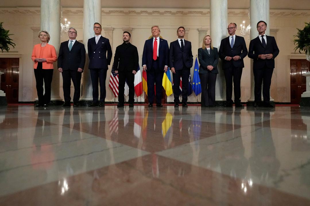 Ursula von der Leyen (l-r), Präsidentin der Europäischen Kommission, Keir Starmer, Premierminister von Großbritannien, Alexander Stubb, Präsident von Finnland, Wolodymyr Selenskyj, Präsident der Ukraine, US-Präsident Donald Trump, Emmanuel Macron, Präsident von Frankreich, Giorgia Meloni, Ministerpräsidentin von Italien, Bundeskanzler Friedrich Merz (CDU) und NATO-Generalsekretär Mark Rutte.