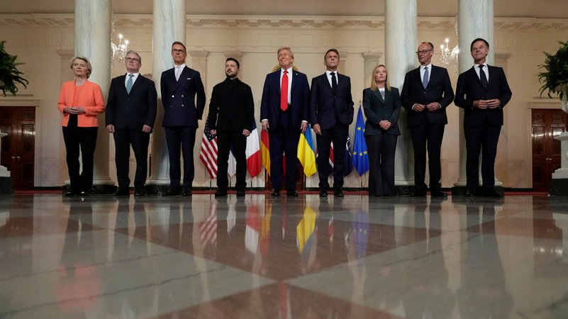 Ursula von der Leyen (l-r), Präsidentin der Europäischen Kommission, Keir Starmer, Premierminister von Großbritannien, Alexander Stubb, Präsident von Finnland, Wolodymyr Selenskyj, Präsident der Ukraine, US-Präsident Donald Trump, Emmanuel Macron, Präsident von Frankreich, Giorgia Meloni, Ministerpräsidentin von Italien, Bundeskanzler Friedrich Merz (CDU) und NATO-Generalsekretär Mark Rutte. | Bild: dpa-Bildfunk/Alex Brandon Ursula von der Leyen (l-r), Präsidentin der Europäischen Kommission, Keir Starmer, Premierminister von Großbritannien, Alexander Stubb, Präsident von Finnland, Wolodymyr Selenskyj, Präsident der Ukraine, US-Präsident Donald Trump, Emmanuel Macron, Präsident von Frankreich, Giorgia Meloni, Ministerpräsidentin von Italien, Bundeskanzler Friedrich Merz (CDU) und NATO-Generalsekretär Mark Rutte.