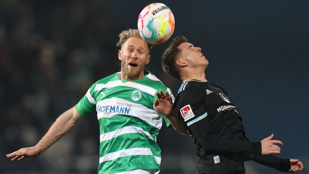 Der Fürther Sebastian Griesbeck (l) kämpft mit dem Nürnberger Florian Flick um den Ball. 
