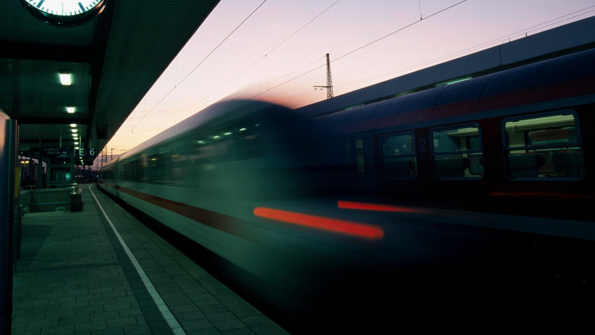 An ICE geklammert: Zwei Train-Surfer festgenommen 