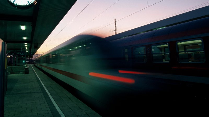 Ein ICE fährt abends aus einem Bahnhof ab (Symbolbild) | Bild: picture alliance / imageBROKER | Heiko Beyer Ein ICE fährt abends aus einem Bahnhof ab (Symbolbild)