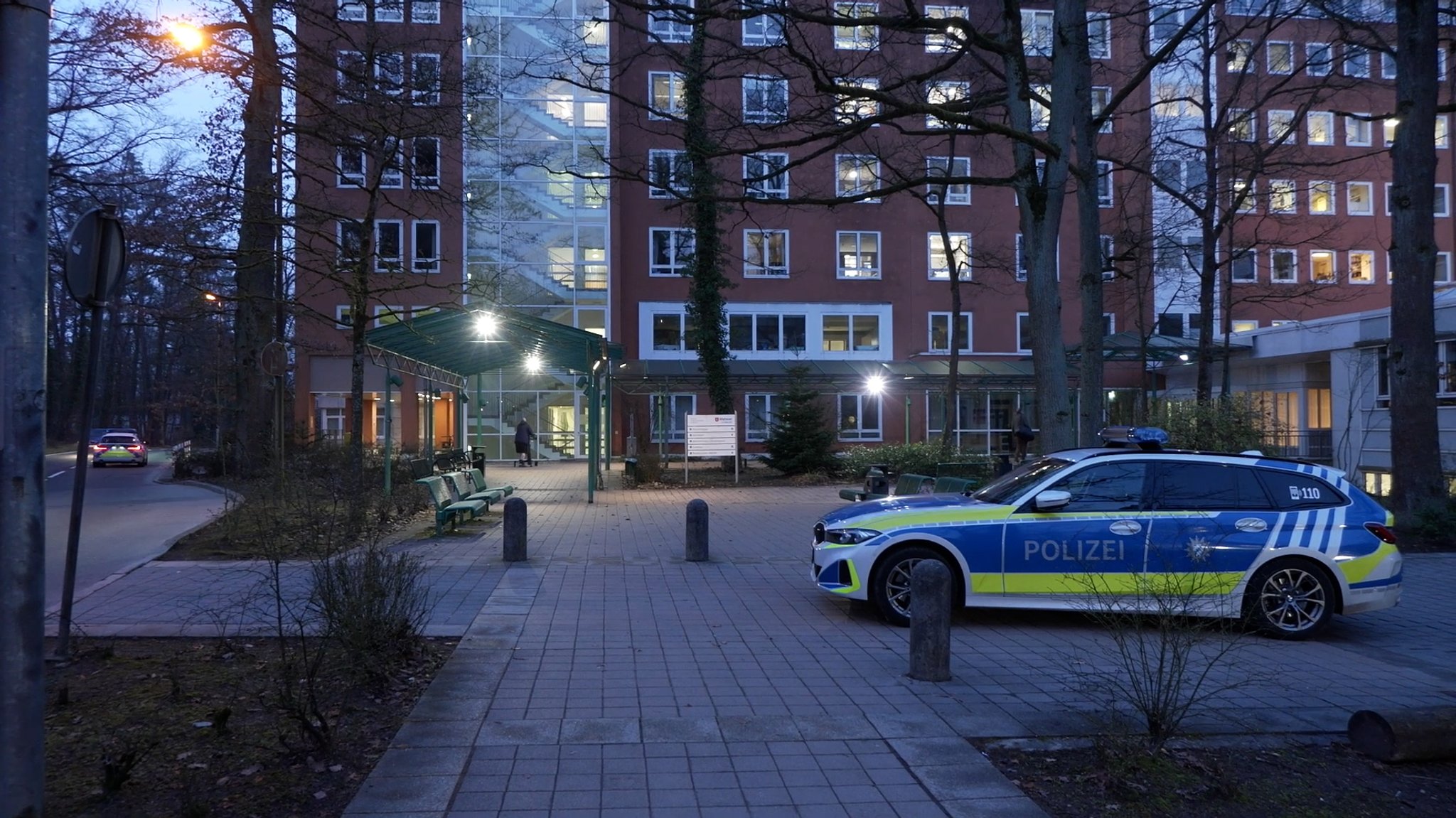 Polizeiauto vor dem Erlanger Waldkrankenhaus
