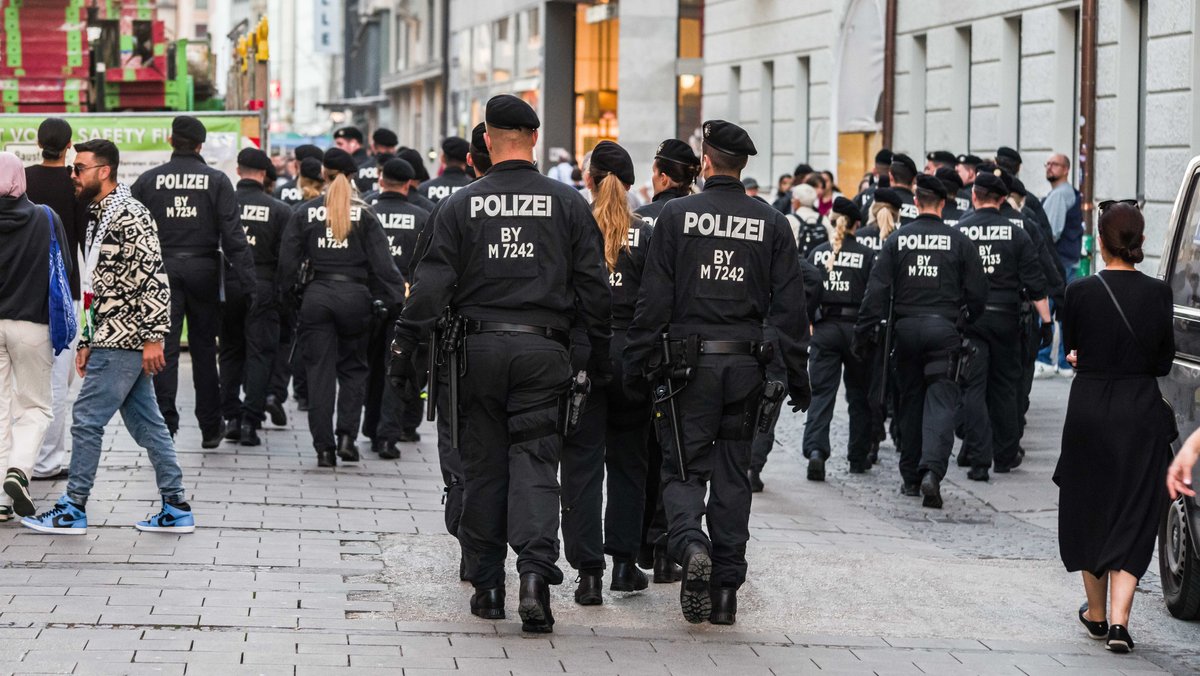 Polizeibeamte im Einsatz auf der Demonstration in München