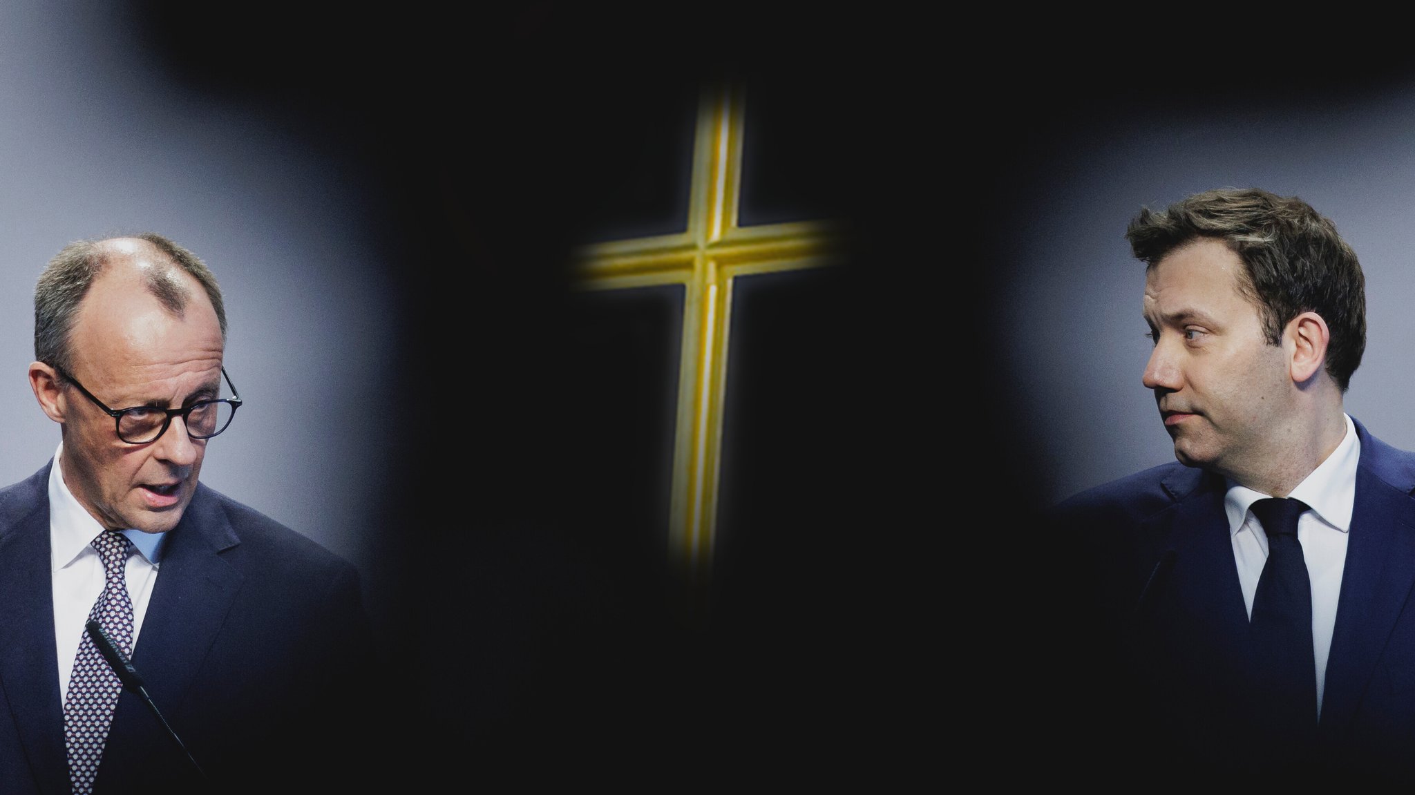 Friedrich Merz (CDU) und Lars Klingbeil (SPD). Zwischen ihnen ein Kreuz. | Bild: picture alliance / photothek.de | Florian Gaertner Bearbeitung: BR Friedrich Merz (CDU) und Lars Klingbeil (SPD). Zwischen ihnen ein Kreuz.